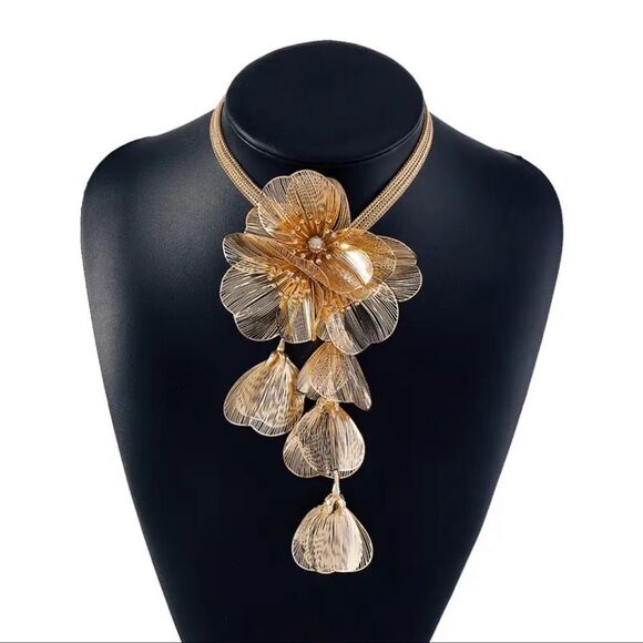 Kate Middleton Famous Cascading Floral Necklace&Earrings Set - Picture 6 of 16